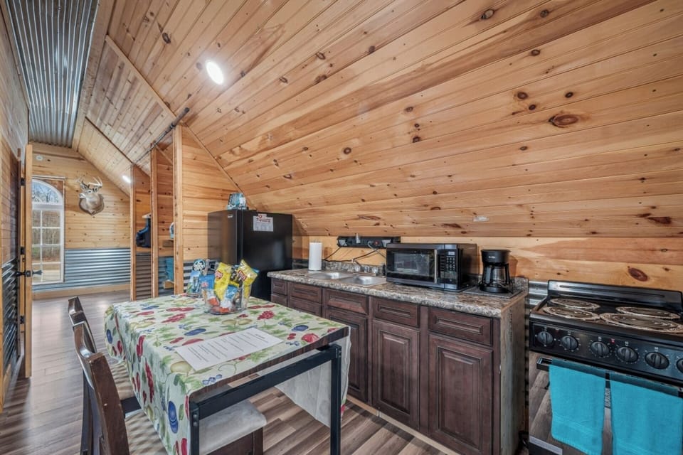 A comfortable and well-equipped space to cook and enjoy meals together!