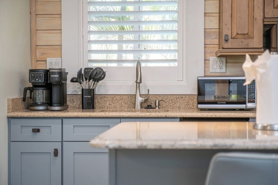 6WestBeachCottagesMadeiraBeachFL_0153