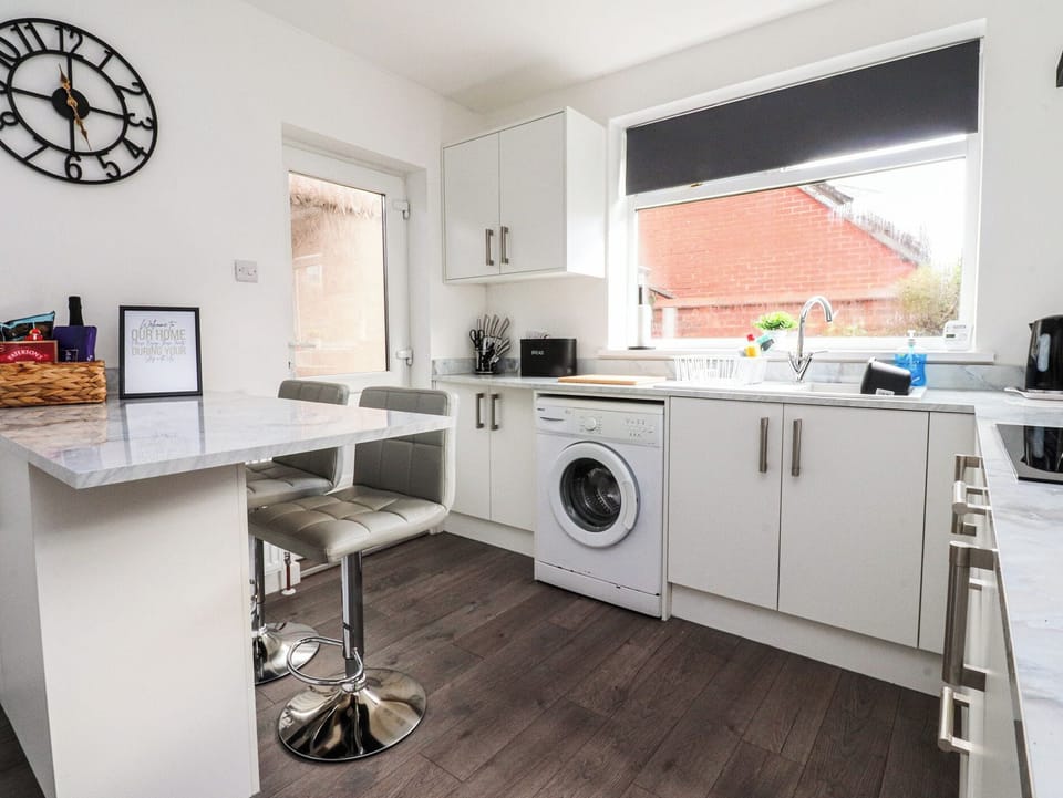 Cottage | Private kitchen | Cookware/dishes/utensils
