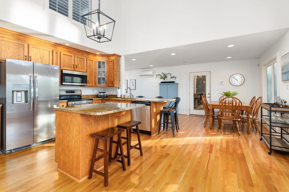 Fully Equipped Kitchen with 6 Barstools