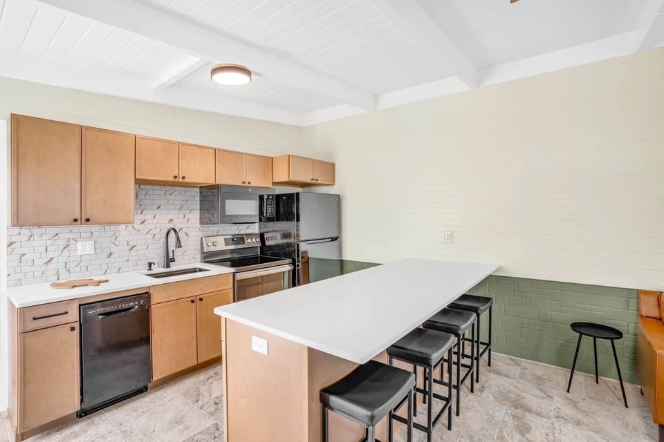Kitchen island with 4 stools
