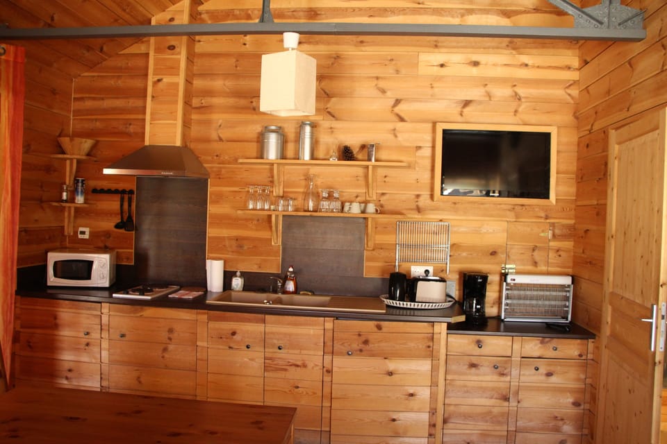 Comfort Cottage | Private kitchenette | Fridge, microwave, stovetop, coffee/tea maker