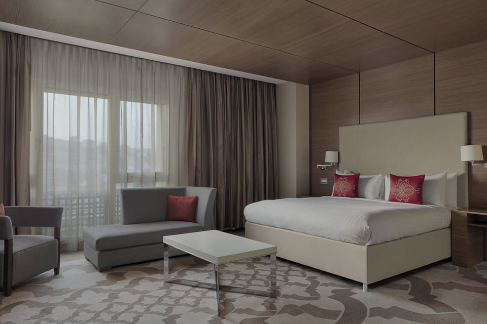 Executive Suite, 1 King Bed with Sofa bed, Smoking | Premium bedding, minibar, in-room safe, desk