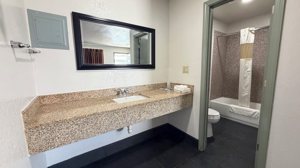Standard Single Room, 1 King Bed | Bathroom | Combined shower/tub, towels