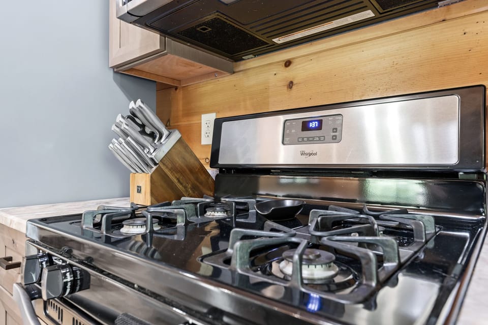 Gas range + oven for home cooked meals