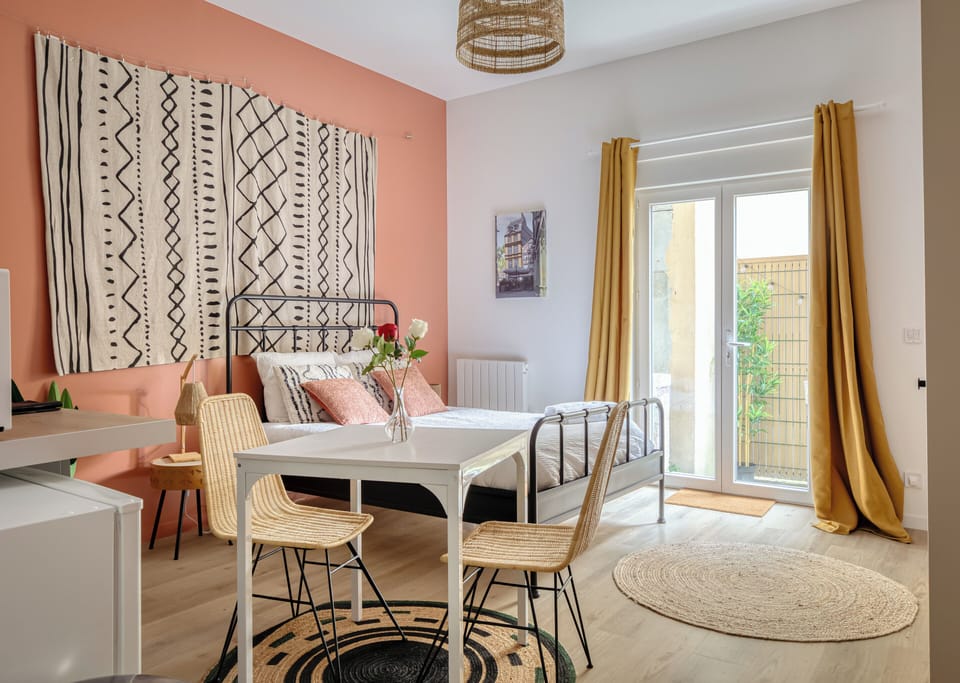 Lit double avec table à manger pour 2 personnes 