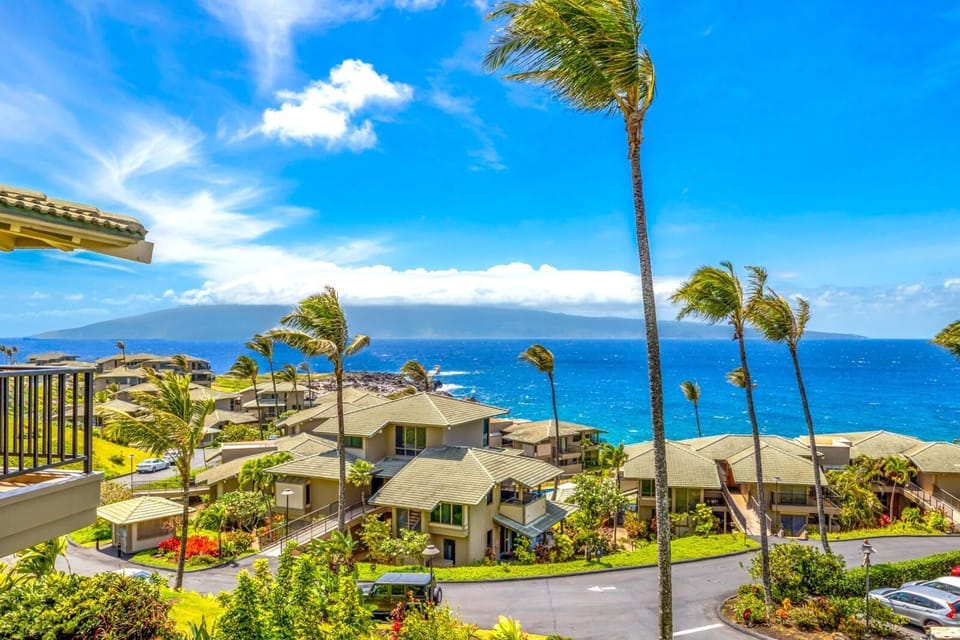 Take in panoramic coastal views from your own peaceful, sunlit slice of Maui      KBV-15B3