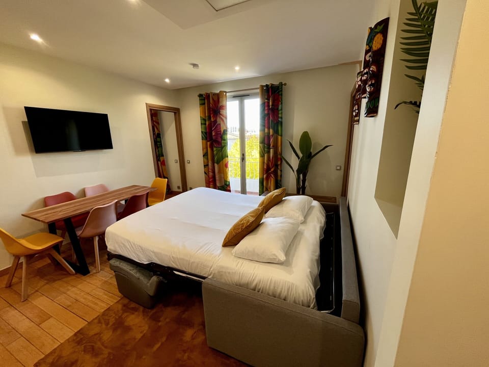 Living room with access to private terrace, Faré de La Vahiné, Mandara Beach