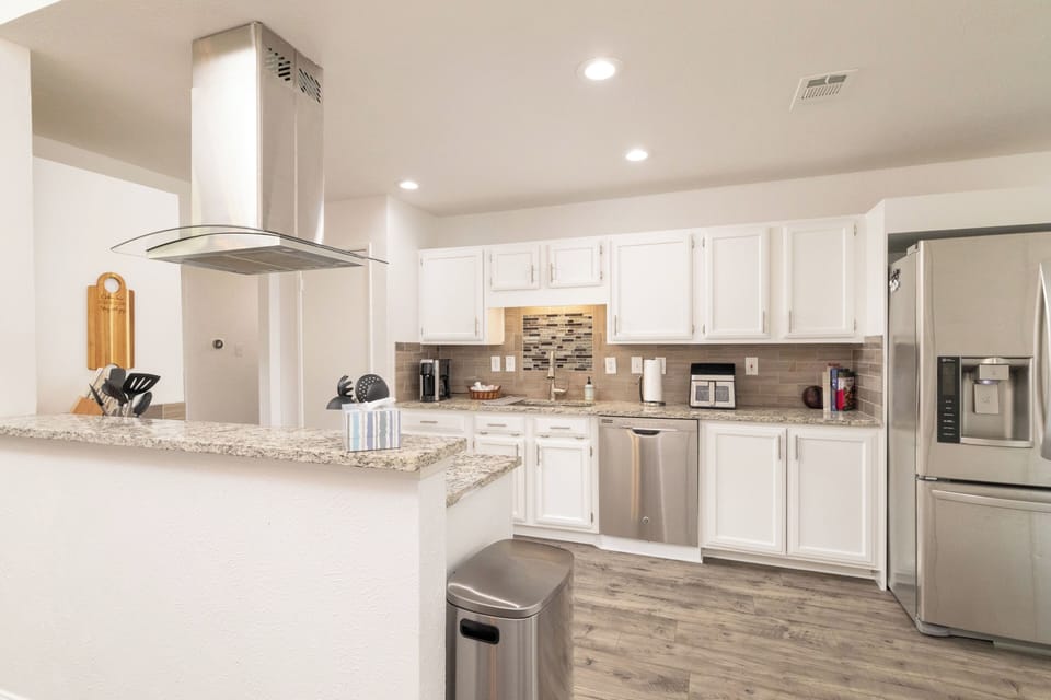 Spacious kitchen with a versatile coffee machine, filtered water & an air fryer