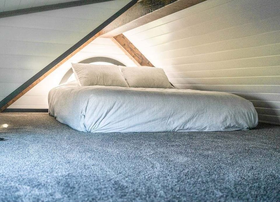 Bedroom 2/Loft - Queen Bed with luxury linens provided