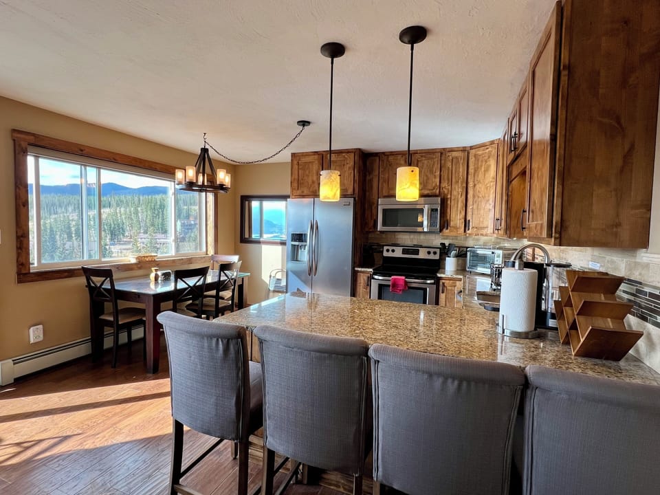 4 bar stools with kitchen
