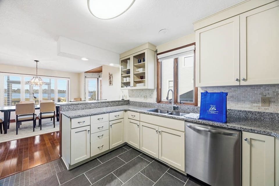 Mid-Level Kitchen with Bar (seats 2)