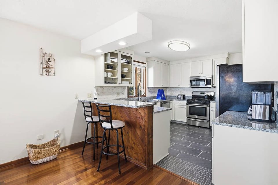 Mid-Level Kitchen with Bar (seats 2)