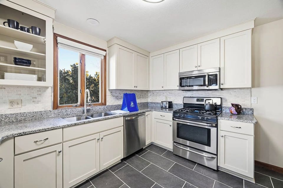 Mid-Level Kitchen with Bar (seats 2)