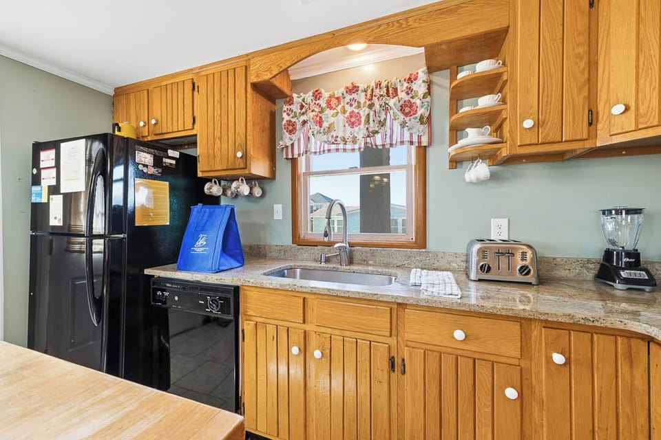 Mid-Level Kitchen with Bar (seats 3)