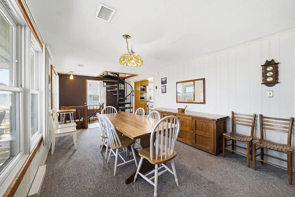 Mid-Level Dining Room with Table (seats 6)