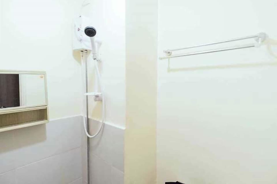 Standard Studio | Bathroom | Shower, free toiletries, slippers, bidet