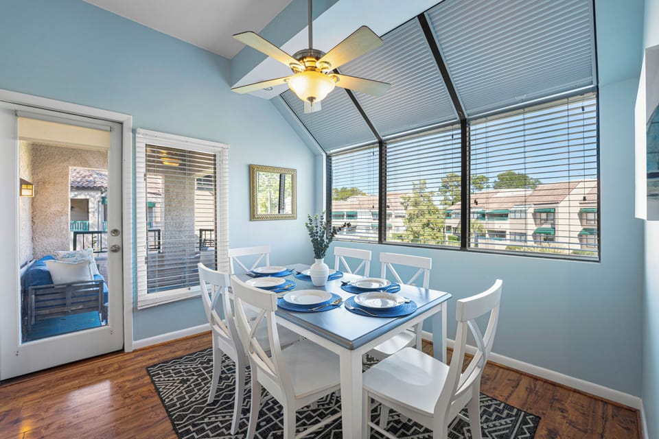 Dining table with seating for 6 overlooking the lagoon!