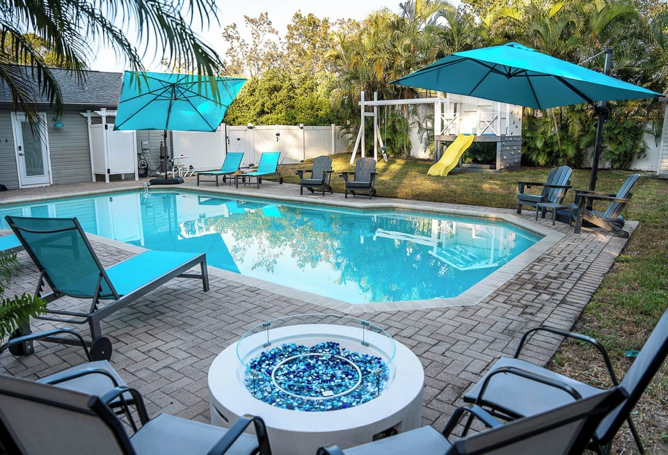 Palm Paradise fenced in yard large pool, firepit, sun loungers gazebo dining 8