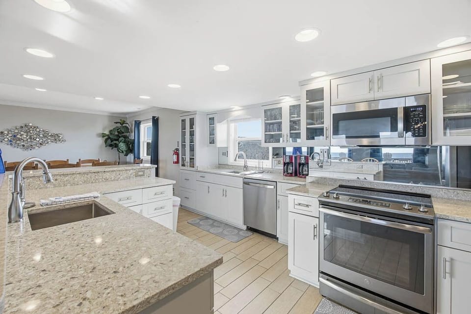 Top-Level Kitchen with Bar (seats 6)