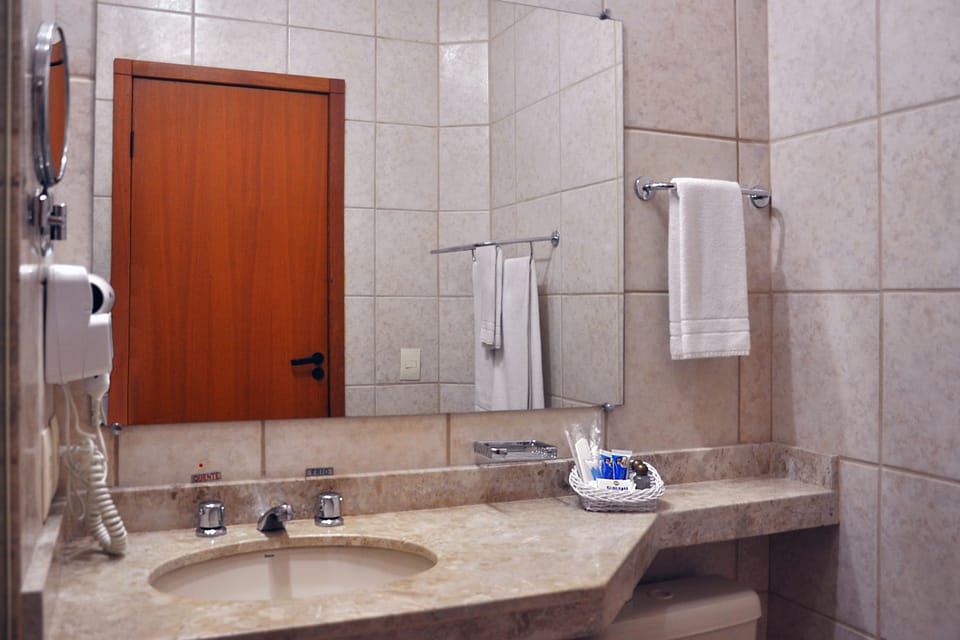 Standard Single Room | Bathroom | Shower, hair dryer, towels