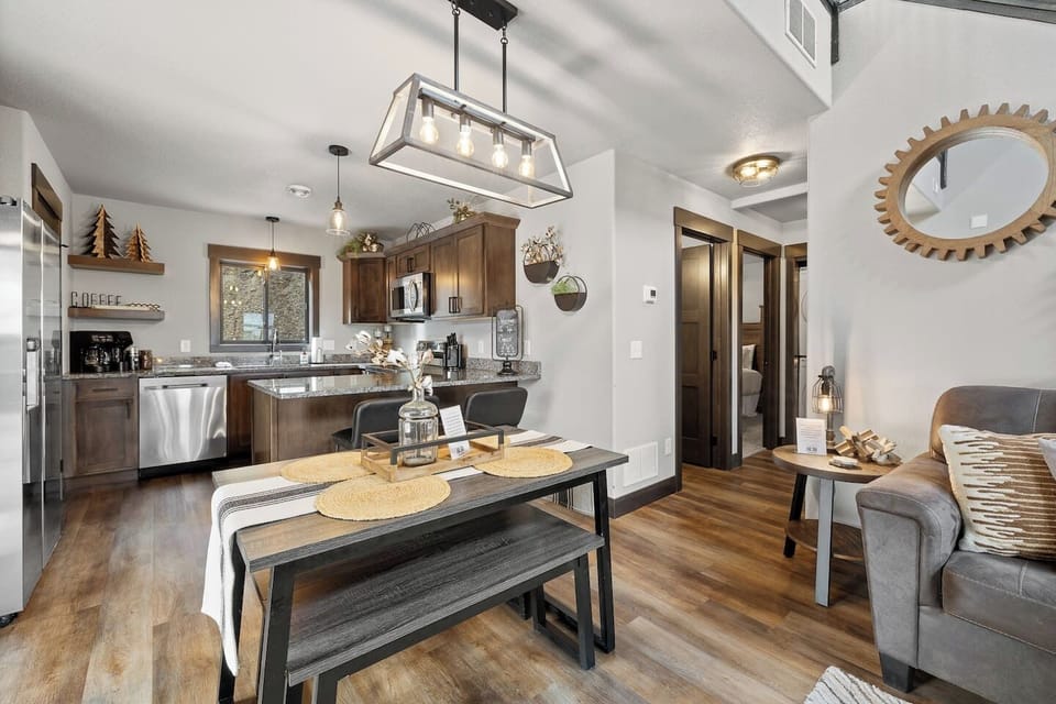 Escape to this modern mountain retreat! Enjoy a fully equipped kitchen and open-plan living, all wrapped in a cozy, rustic-chic design.