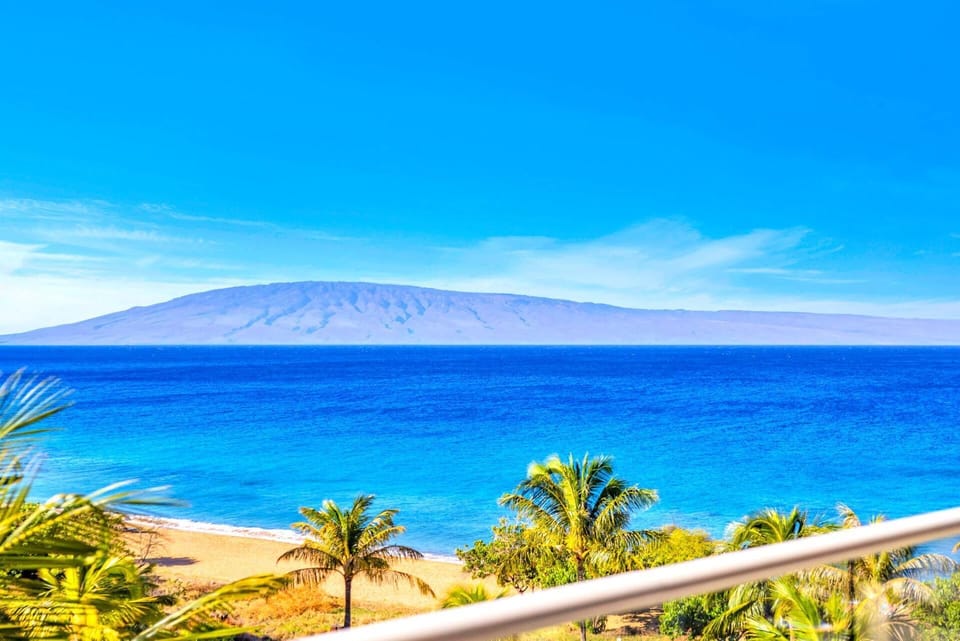 Direct ocean view from this upper-level condo delivers front-row seats to Maui’s famous horizon. HKH-504