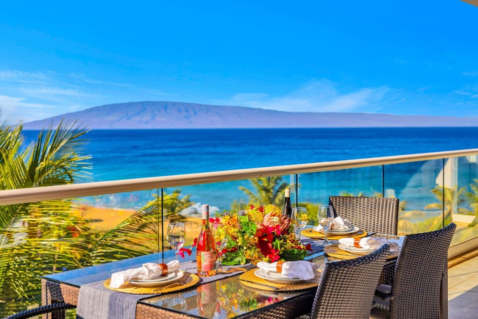 Dine under the Maui sky with views of the ocean and island landscape from the private lanai. HKH-504