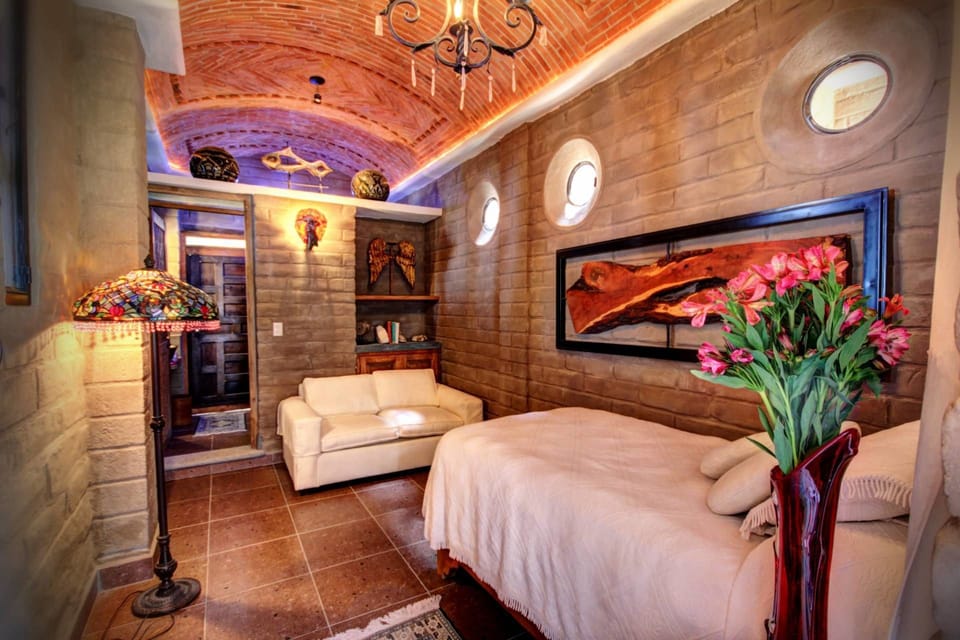 Standard Room, 1 Queen Bed | Iron/ironing board, free WiFi, bed sheets