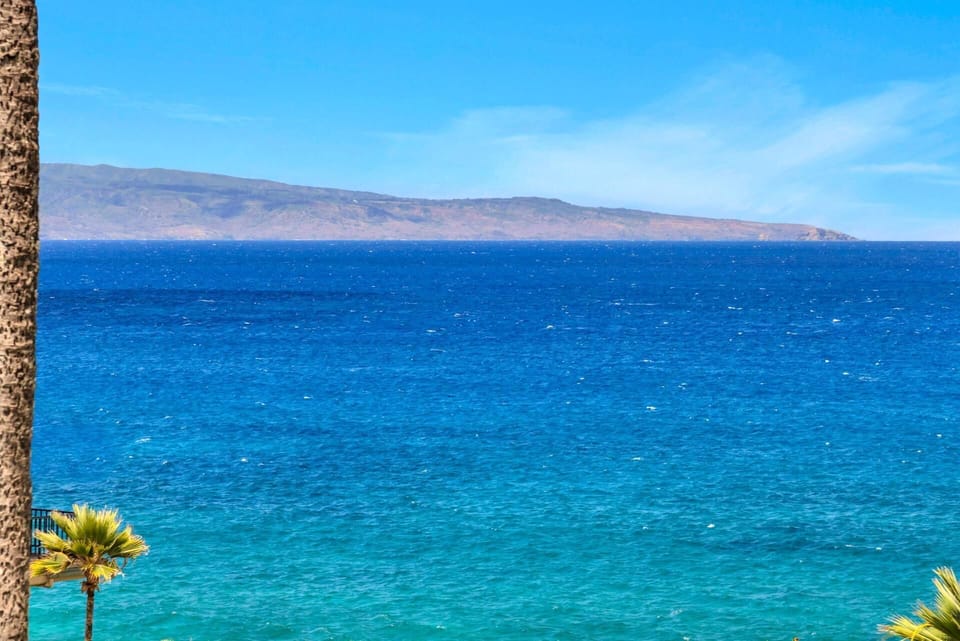 The most beautiful blue in the world is that of the ocean waters surrounding Maui KBV-24G3