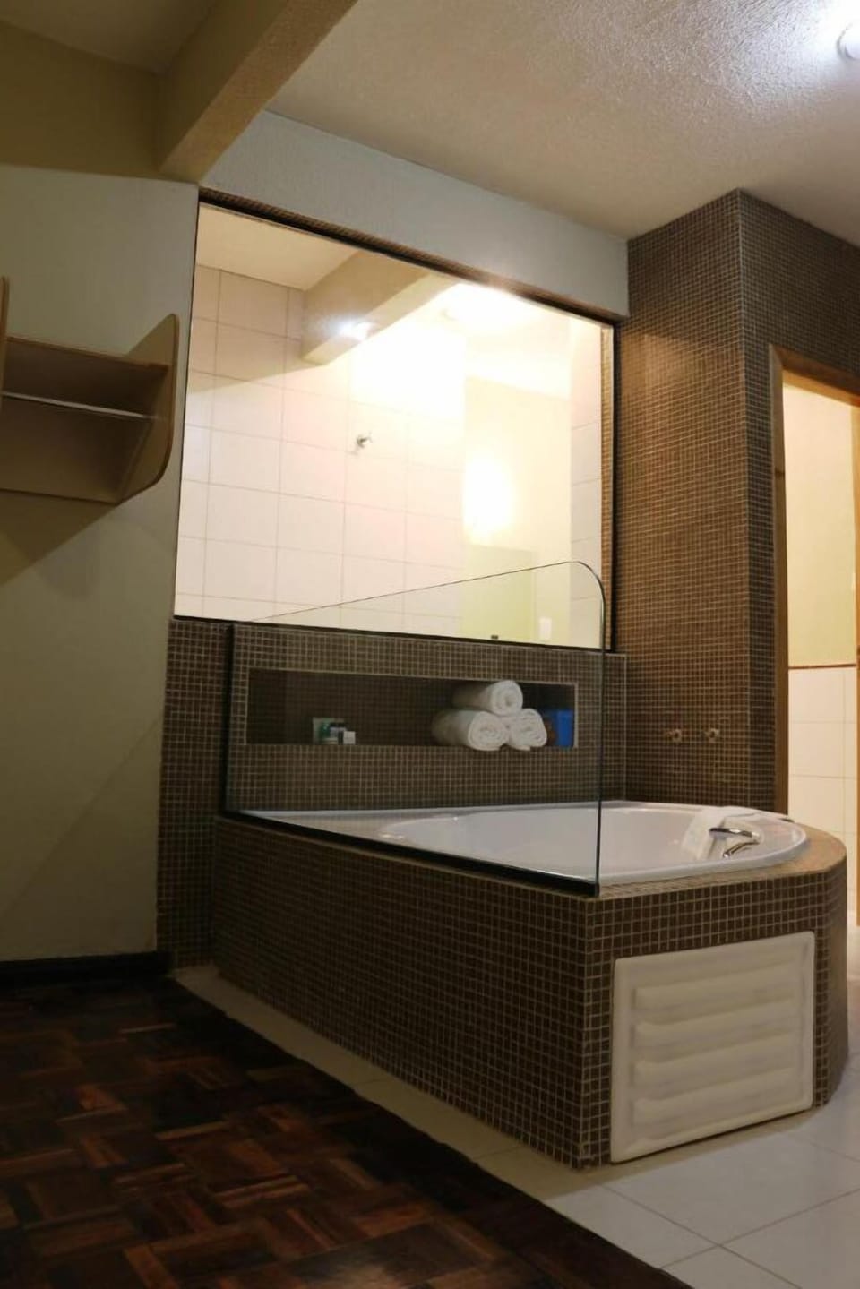 Shower, free toiletries, hair dryer