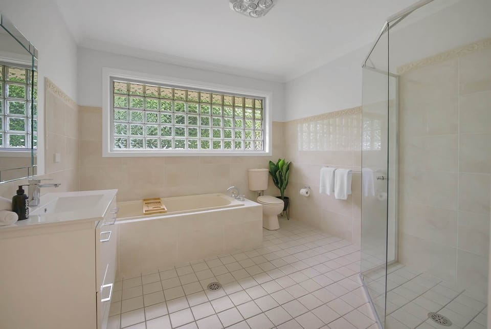 Bathroom 2 - Shower, Bath, Toilet + Hairdryer