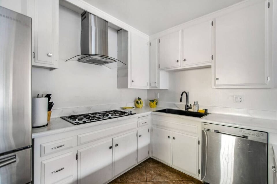 Fully equipped kitchen with modern appliances and plenty of space to cook and gather.
