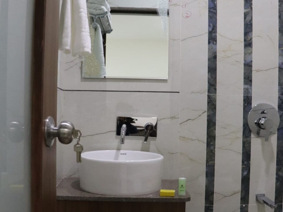 Deluxe Double Room | Bathroom | Shower, towels, soap, shampoo