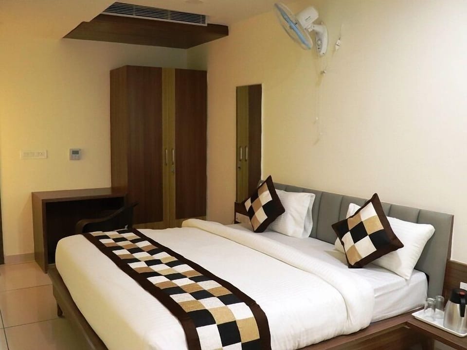 Classic Double Room | Laptop workspace, WiFi (free)