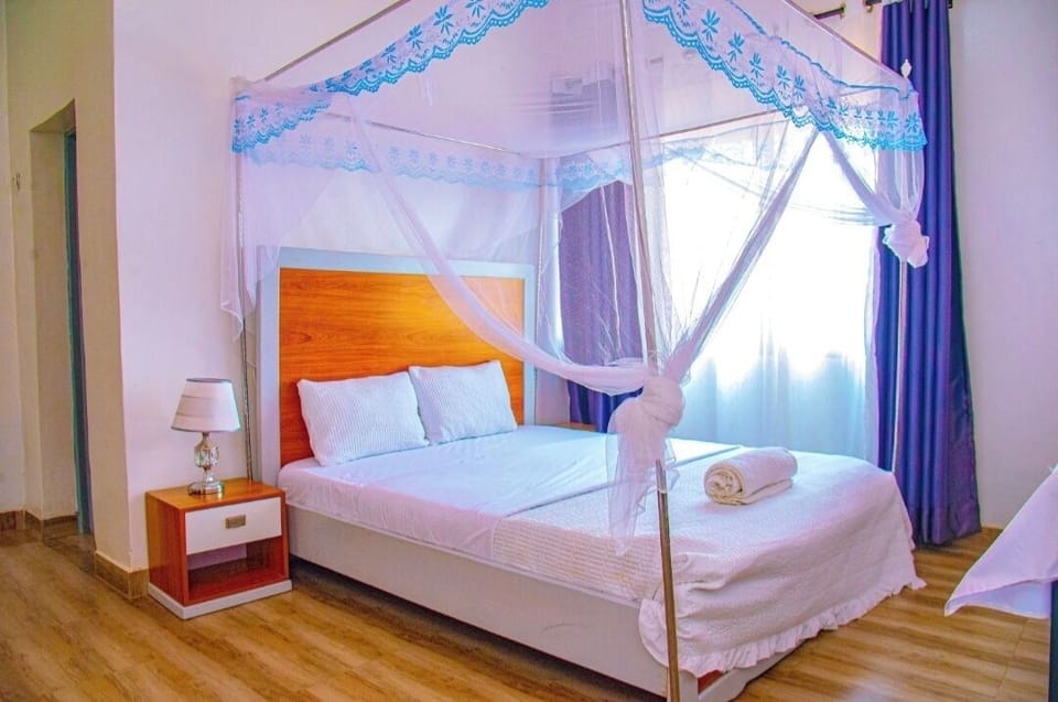 Standard Double Room, Courtyard View | Iron/ironing board (on request), WiFi (free)