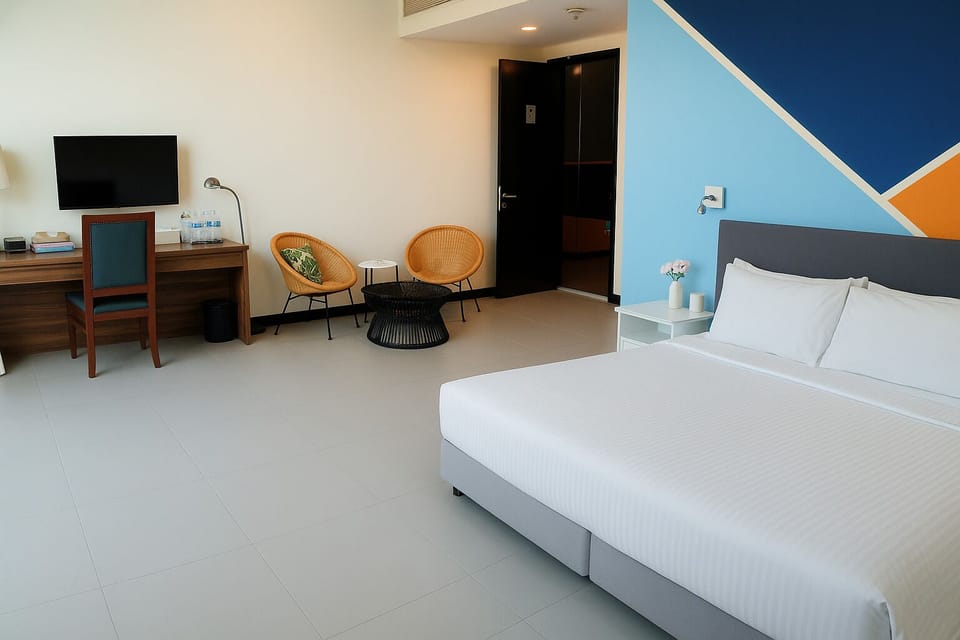 Studio | Minibar, in-room safe, desk, laptop workspace