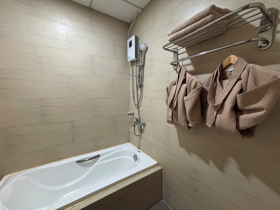 Suite | Bathroom | Free toiletries, hair dryer, slippers, towels