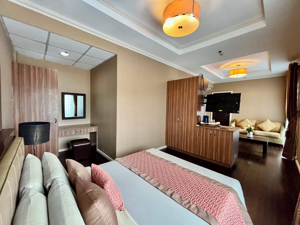 Suite | Desk, free WiFi, bed sheets