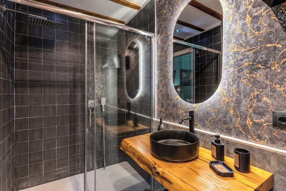 Economy Quadruple Room | Bathroom | Slippers