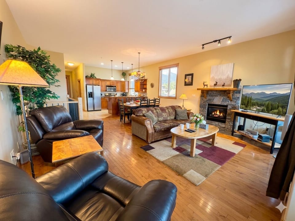 Open plan living at its best. Full kitchen, gas fireplace, large smart TV, comfy seating.