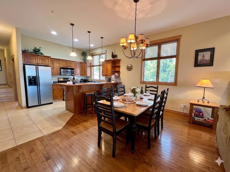 Open plan living at its best. Full kitchen, gas fireplace, large smart TV, comfy seating.