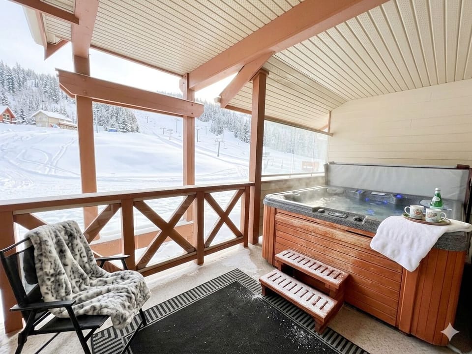 Private hot tub on the upper rear deck overlooking the Main Run at Kimberley Alpine Resort.