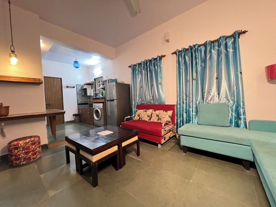 Royal Suite | Living area | 42-inch flat-screen TV with satellite channels