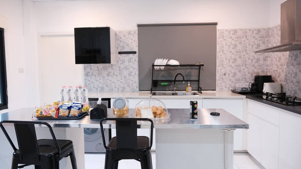 House, 6 Bedrooms, Smoking, Private Pool | Interior