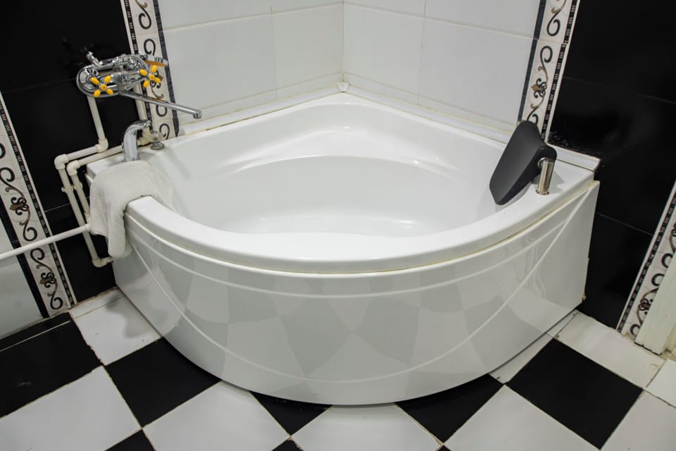 Standard Quadruple Room | Bathroom | Towels, soap, shampoo, toilet paper