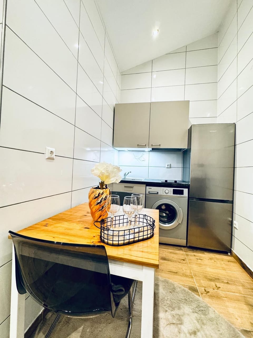 Basic Apartment | Private kitchen | Fridge, microwave, stovetop, cookware/dishes/utensils