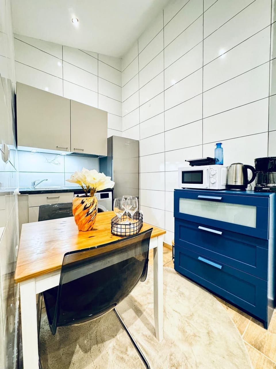 Basic Apartment | Private kitchen | Fridge, microwave, stovetop, cookware/dishes/utensils