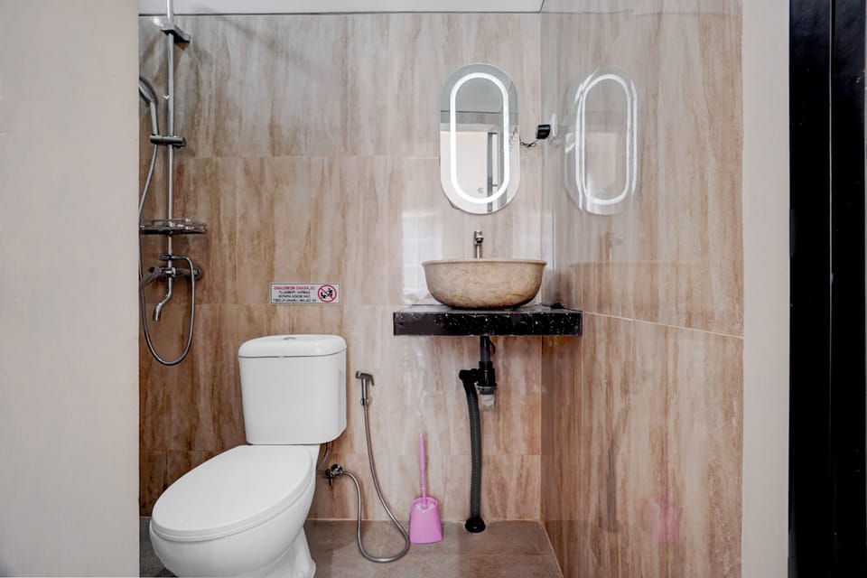 Suite, 1 Double Bed | Bathroom | Shower, towels