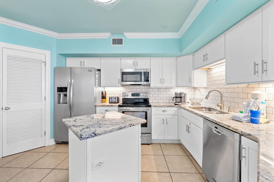 Signature Condo, 3 Bedrooms, Balcony, Beach View | Private kitchen | Fridge, microwave, oven, stovetop